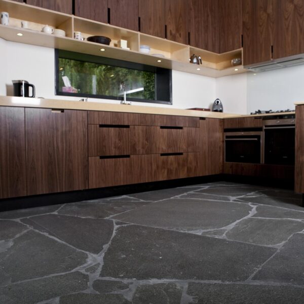 Alta Quarzit Steinplatten. Angewandt in einer geräumigen Küche.