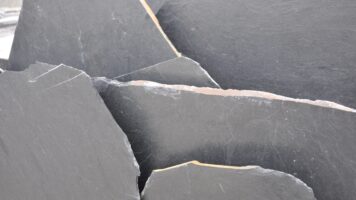 Steinplatten in dunkler Farbe