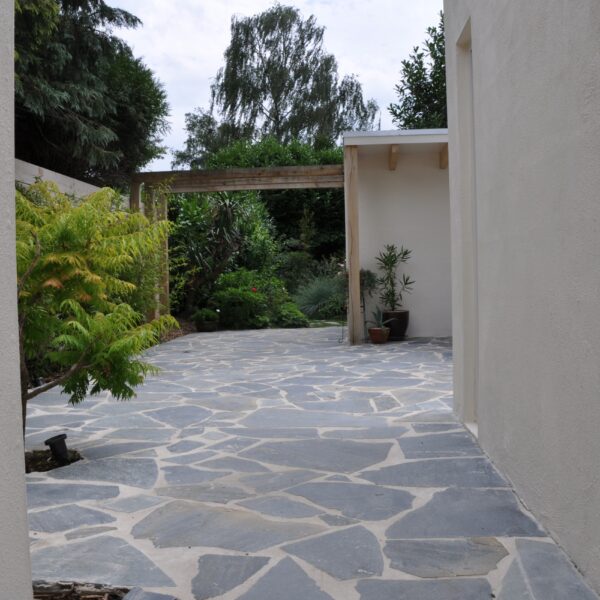 Steinplattenboden außen im Garten und innen im Büro.