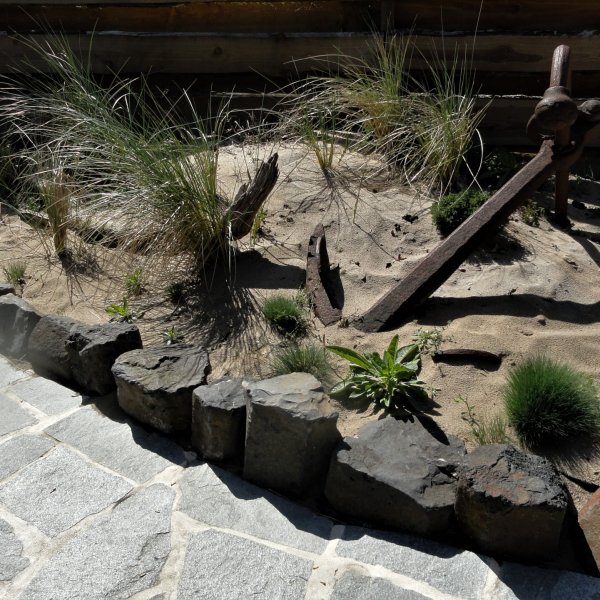 Strandgarten mit Steinplatten