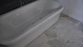 Badezimmer im Bau. Steinplatten Brasilien Weiß.