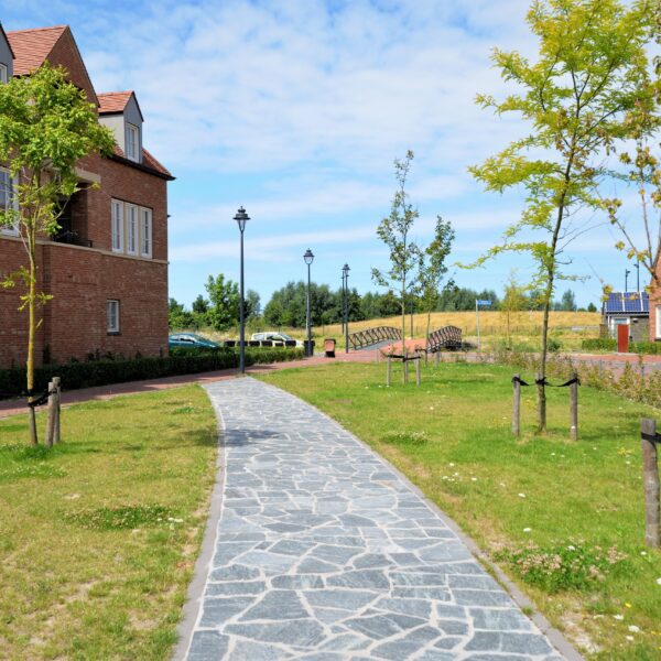 Steinplatten Gehweg in der öffentlichen Landschaft Tudor Park in Hoofddorp.