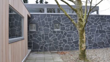 Schiefer-Anthrazit-Fliesen verarbeitet als Wandverkleidung für ein Privathaus