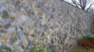 Steinplattenmauer beim Projekt Het Grote Bos - nasser Regen.