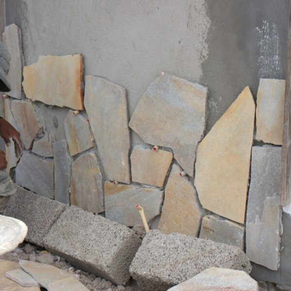 Schöne Steinplattenmauer auf Bonaire. Foto Copyright Monte Mare.