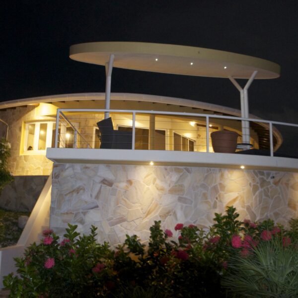 Design von Ronny Lobo - Haus mit Steinplattenwänden. Foto-Copyright Monte Mare.