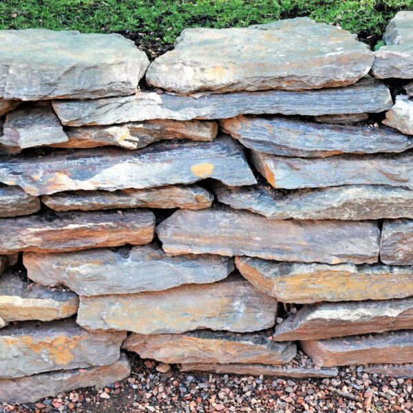 Gestapelte Steinplattenwand.