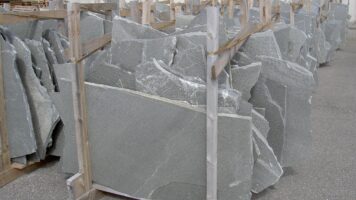 Große Natursteinplatten grau.