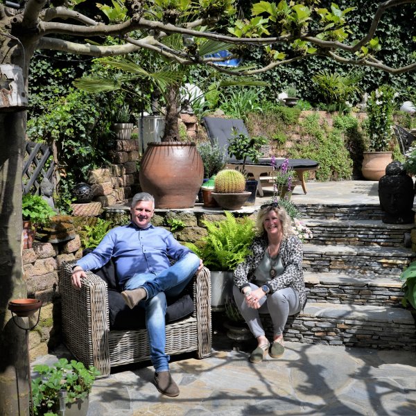 Kyra und Jeroen genießen gemeinsam den Spanischer Garten.