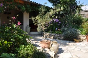 Mediterraner Garten mit zartgelben Steinplatten - gebrochene Natursteine