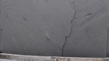 Steinplatten Mystic Black 1-2 cm dick. Auch für Wandverkleidungen geeignet.