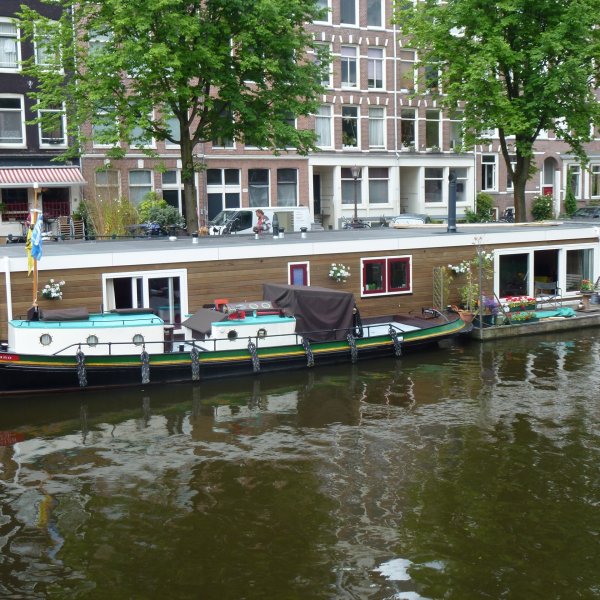 stimmungsvolles Foto-Hausboot mit Steinplatten