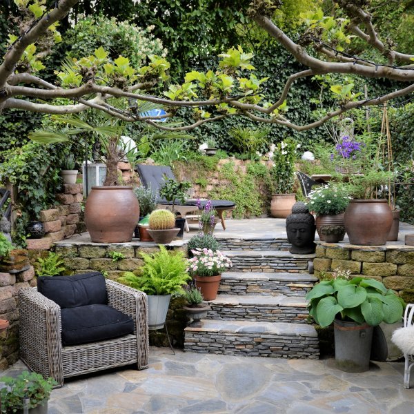 Stimmungsvoller Garten mit Steinplatten
