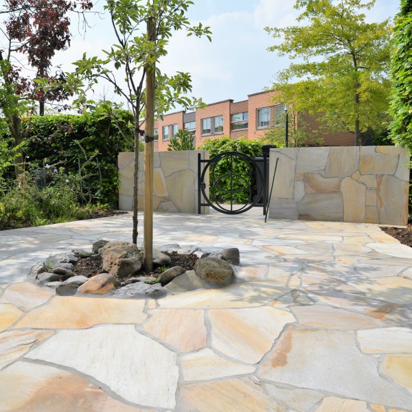 Vorgarten mit Steinplatten
