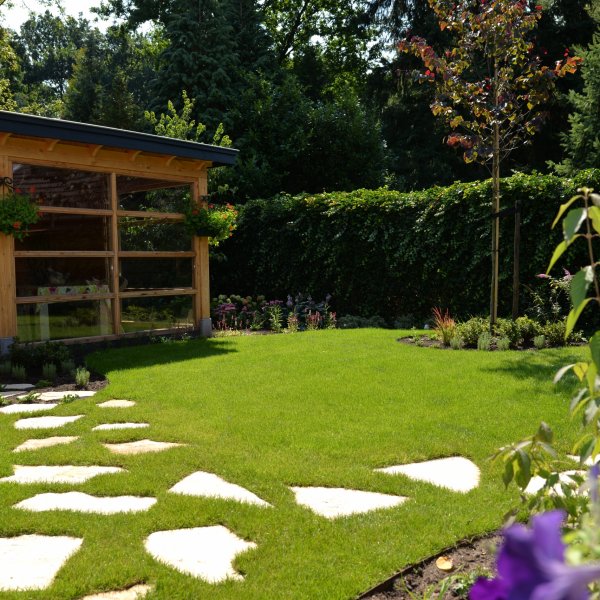 Garten mit losen Steinplatten