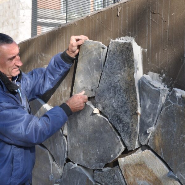 Dünne Steinplatten eignen sich am besten für die Wandverkleidung.