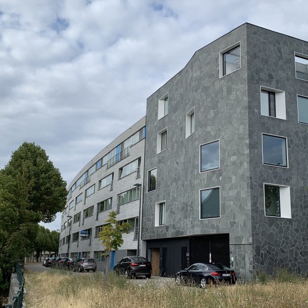 Steinplatten grauer Apartmentkomplex