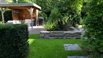 Mauer im Garten mit Steinplatten