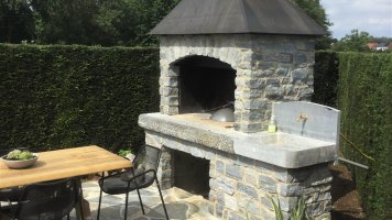Outdoor-Küche mit Natursteinwand und einem Flagstone Outdoor-Boden
