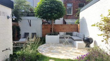 Mediterrane Terrasse aus Steinplatten - sonnig, Design The Gardens von Renee Koen