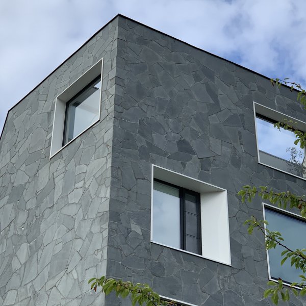 Apartmentkomplex mit Steinplatten