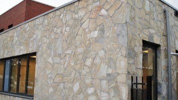 Fassade mit ockerfarbenen Steinplatten