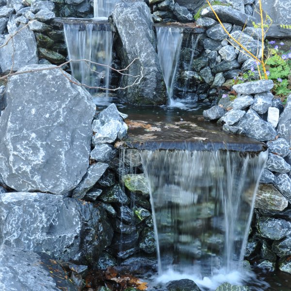 Wasserfall mit Steinplatten