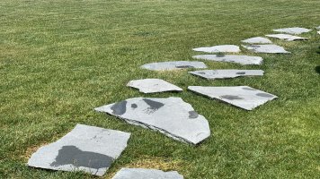 Steinplatten im Gras
