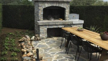 Outdoor-Küche mit Steinleisten auf der Flagstone-Terrasse