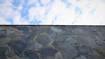 Steinplatten an der Wand von Ronald Mac Donald House.
