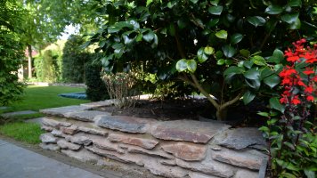 Gartenmauer mit Steinplatten