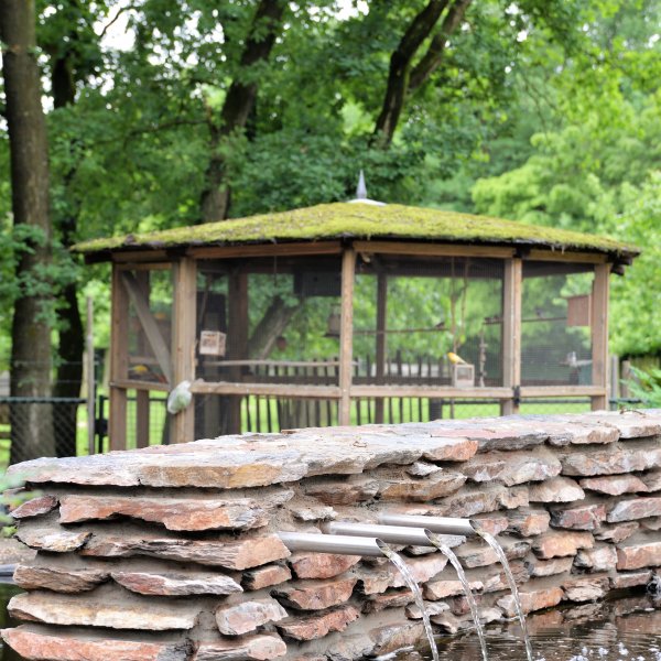 Gartenmauer mit gestapelten Steinplatten
