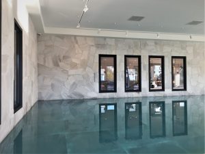 Steinplatten im Hotel Van der Valk - Schwimmbad