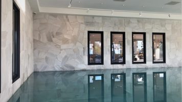 Steinplatten im Hotel Van der Valk - Schwimmbad