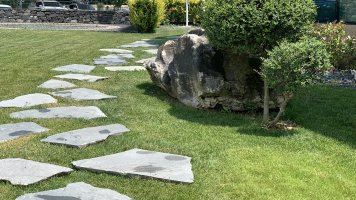 Steinplatten lose im Gras