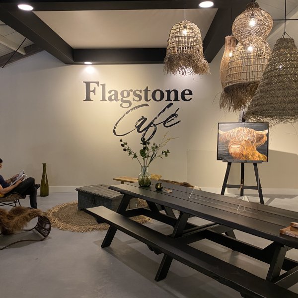 Genießen Sie die friedliche Atmosphäre im Flagstone Café