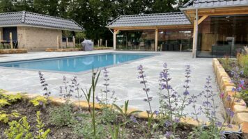 Garten mit Pool und Steinplatten
