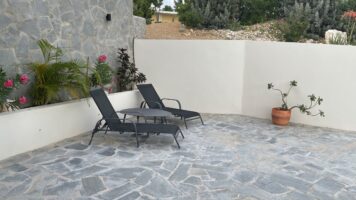 Flagstone-Terrasse in einer Villa auf Bonaire