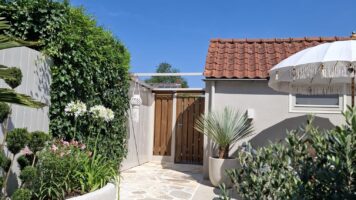Schöner Garten mit einem Gartenweg aus Flagstones