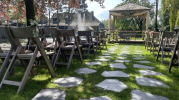 Hochzeit im Freien mit Trittsteinpfad | Standort: Restaurant het Ruiterhuys Zetter: Nick Burgman