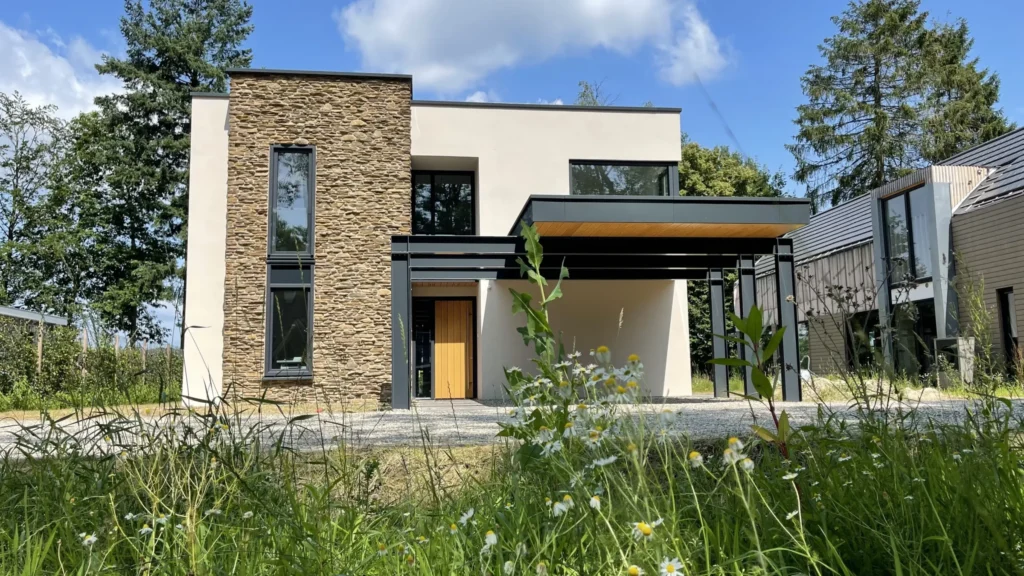 Kubistisches Haus mit Steinverblender Blumone