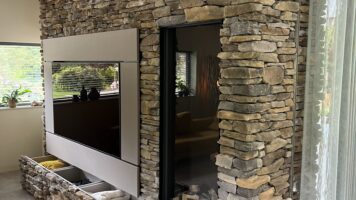 Blumone Verblendsteine um Kamin und TV. auf Schubladen Architekt: VDJ_architecten