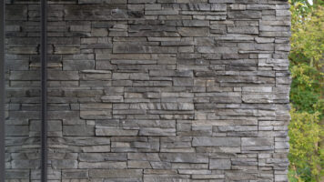 Außenwand aus Naturstein | Architektur: Wubben Chan Architekten Fotografie: Wesley Bergen Realisierung: Bauunternehmen Van Leent BV.