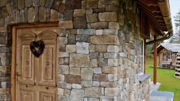 Kaltverlegte Außenwand mit den Badia Stone Strips