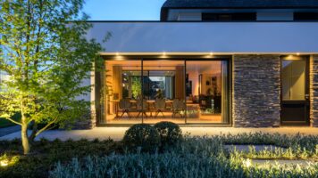Steinplatten im Außenbereich || Urheberrecht: WNS Architects, BK Visuals