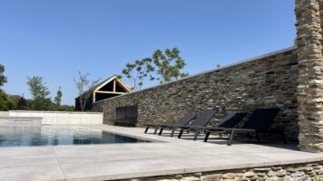 Natursteinstreifen am Schwimmbad | Realisierung Mibo Pietra