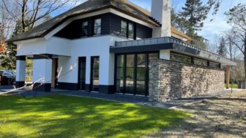 Moderne Villa mit Reetdach – Moderno Stone Strips