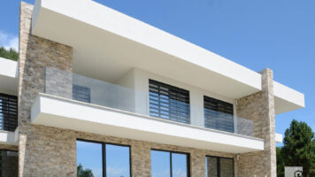 Moderne Villa mit natürlichem Kontrast dank der Geopietra-Verblendsteine (Copyright: Geopietra)