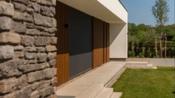 Außenfassade mit Toce Stone Strips | EVE Architecten, Fassade mit Steinstreifen
