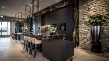 Charaktervolle Küche mit Steinstreifen – RMR Interieurbouw